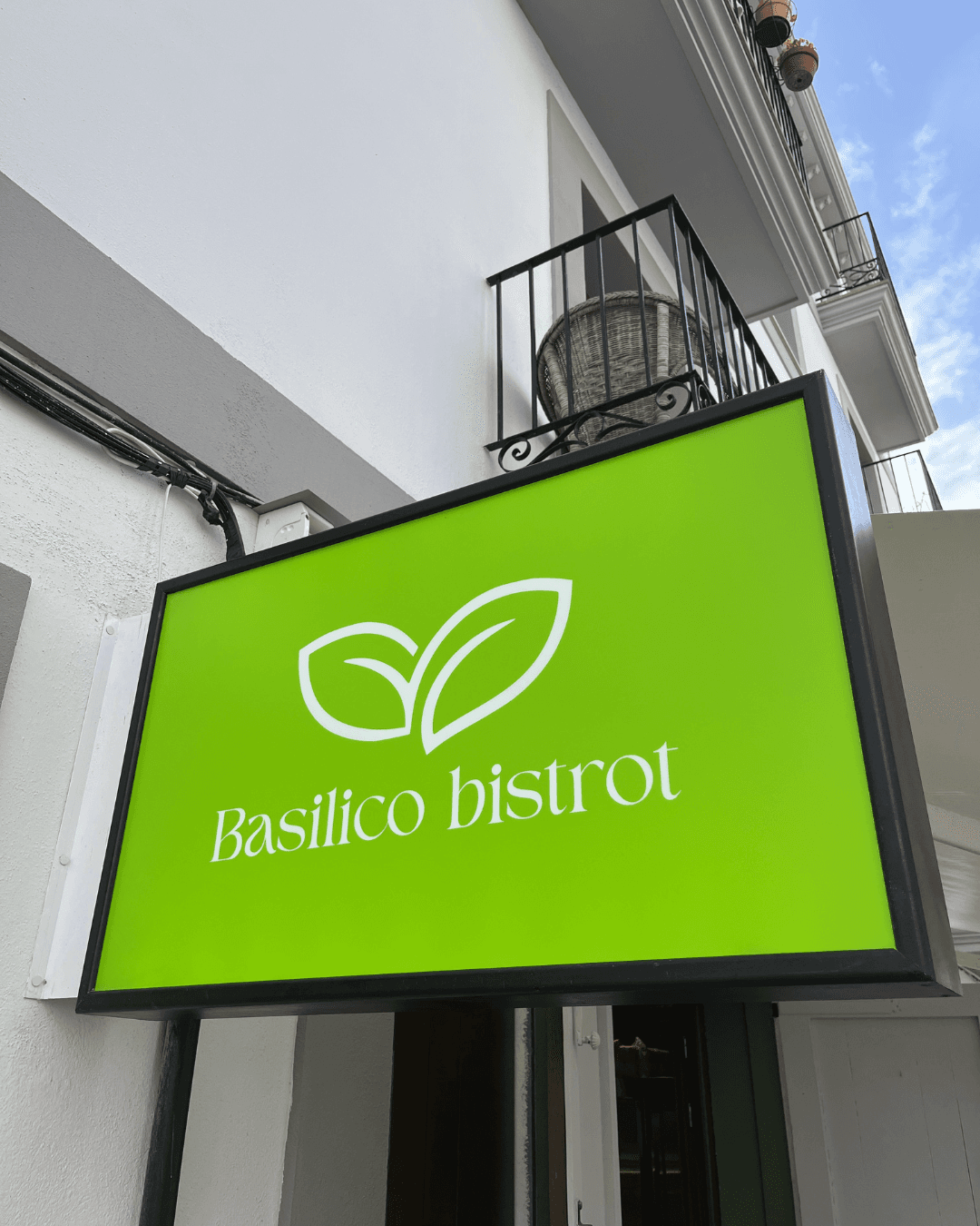 El letrero verde de Basilico Bistrot en Carrer de Sa Drassana