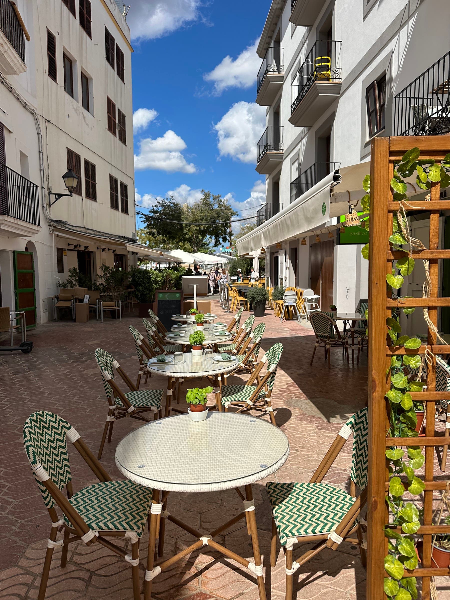 La terraza de Basilico Bistrot en la calle peatonal del puerto viejo de Ibiza